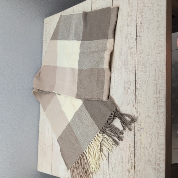 Luxurious Neutral Beige Soft 100% Cashmere Checkered Scarf - Picture 3 of 4